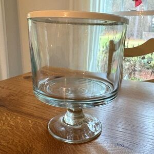 The Pampered Chef 3-piece Glass Pedestal Trifle Bowl with White Lid- vintage